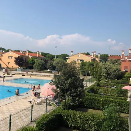 Renovated With Garden And Pool Access Villa Bibione
