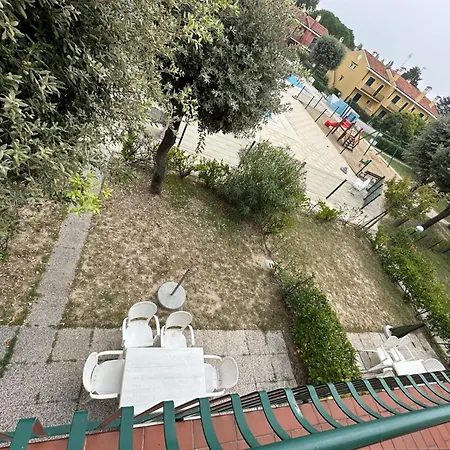 Renovated With Garden And Pool Access Villa